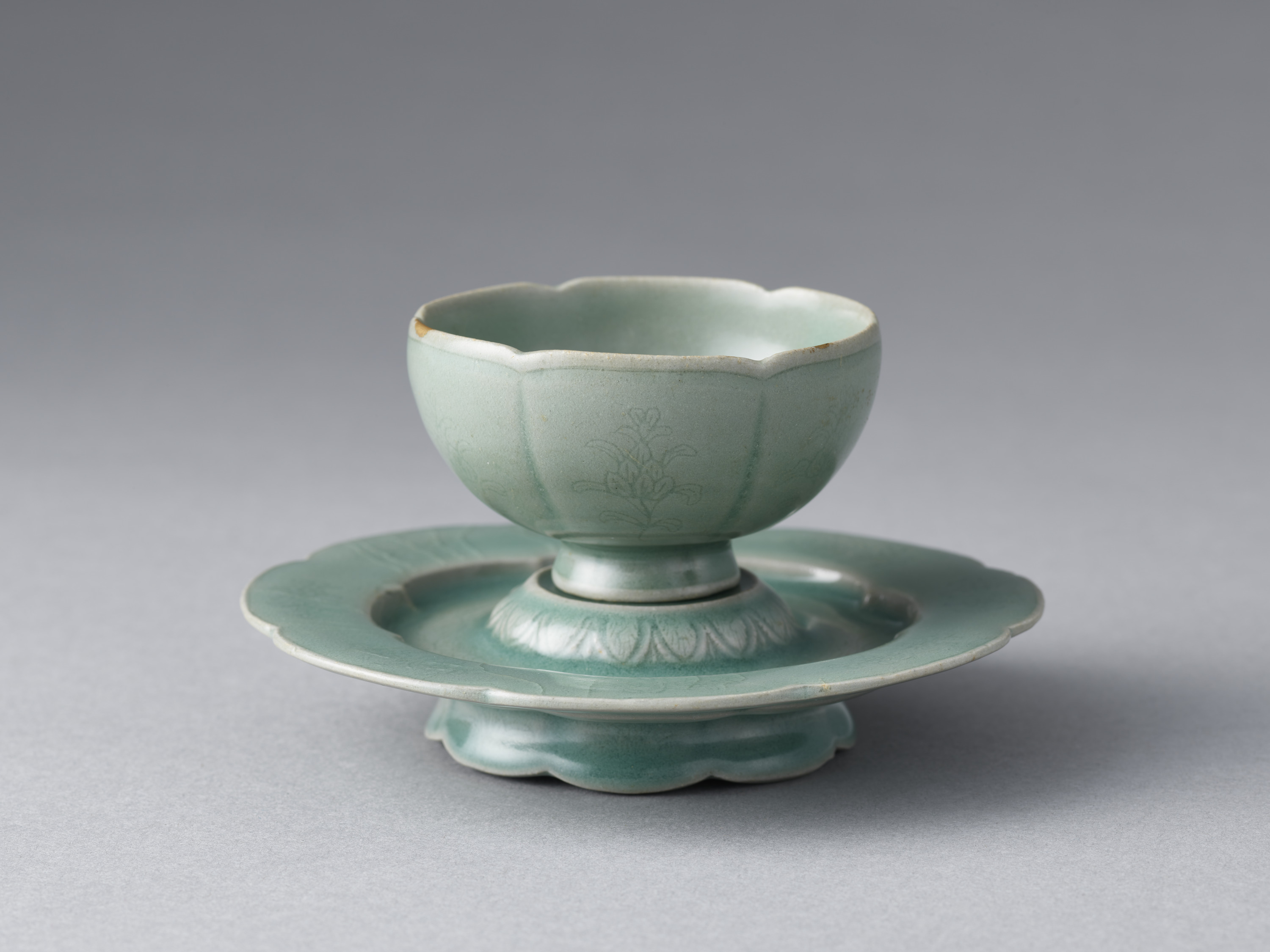 青磁劃花菊文坏・托　1具