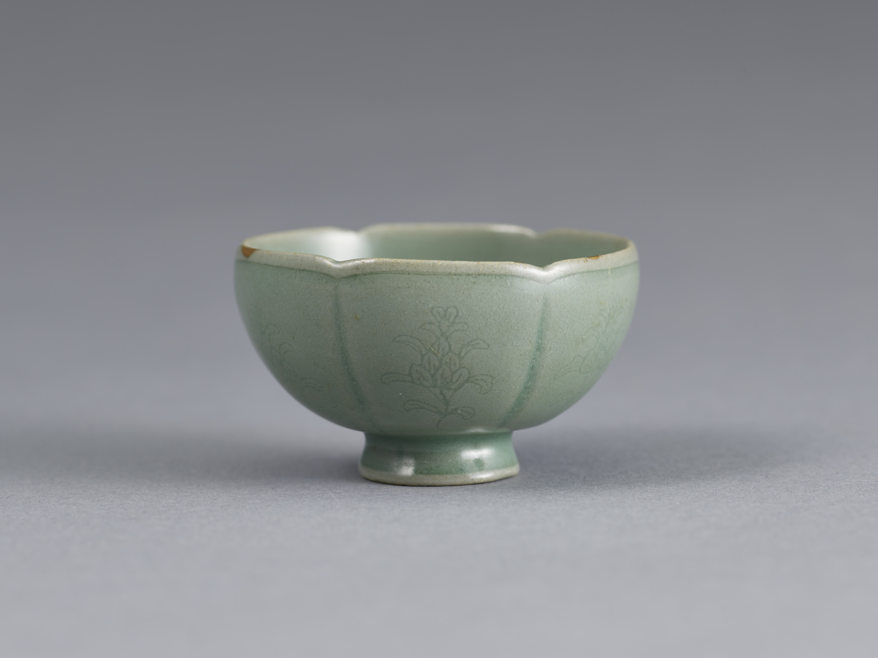 青磁劃花菊文坏・托　1具