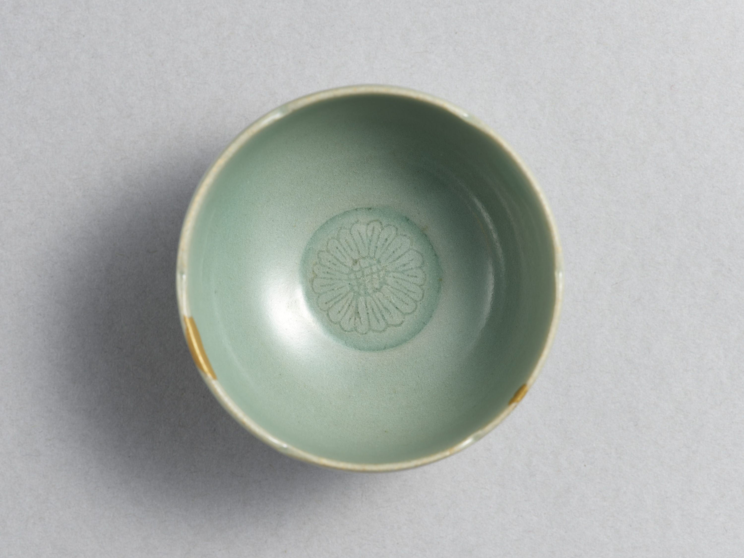 青磁劃花菊文坏・托　1具