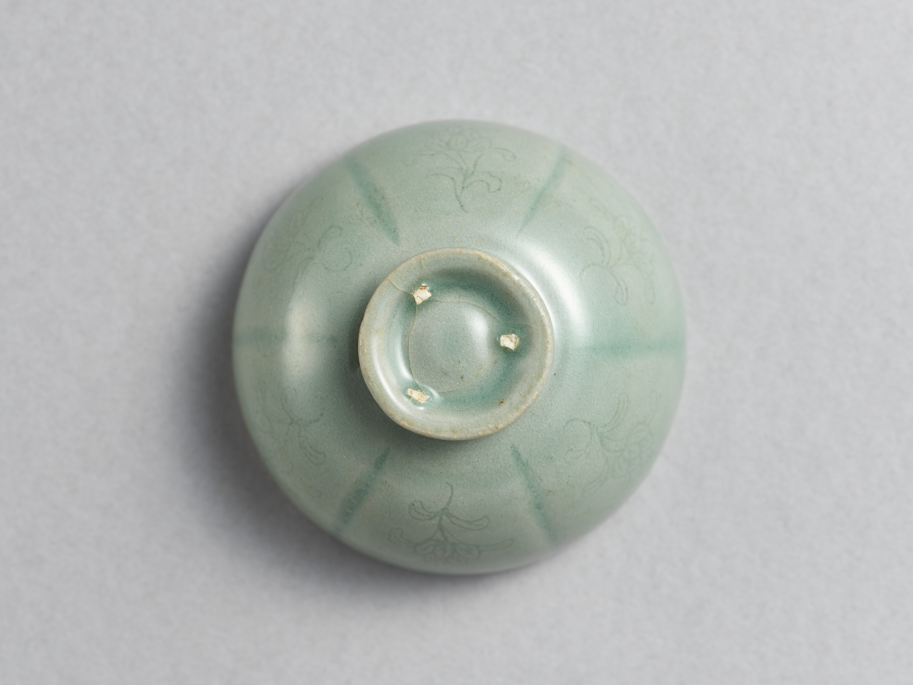 青磁劃花菊文坏・托　1具