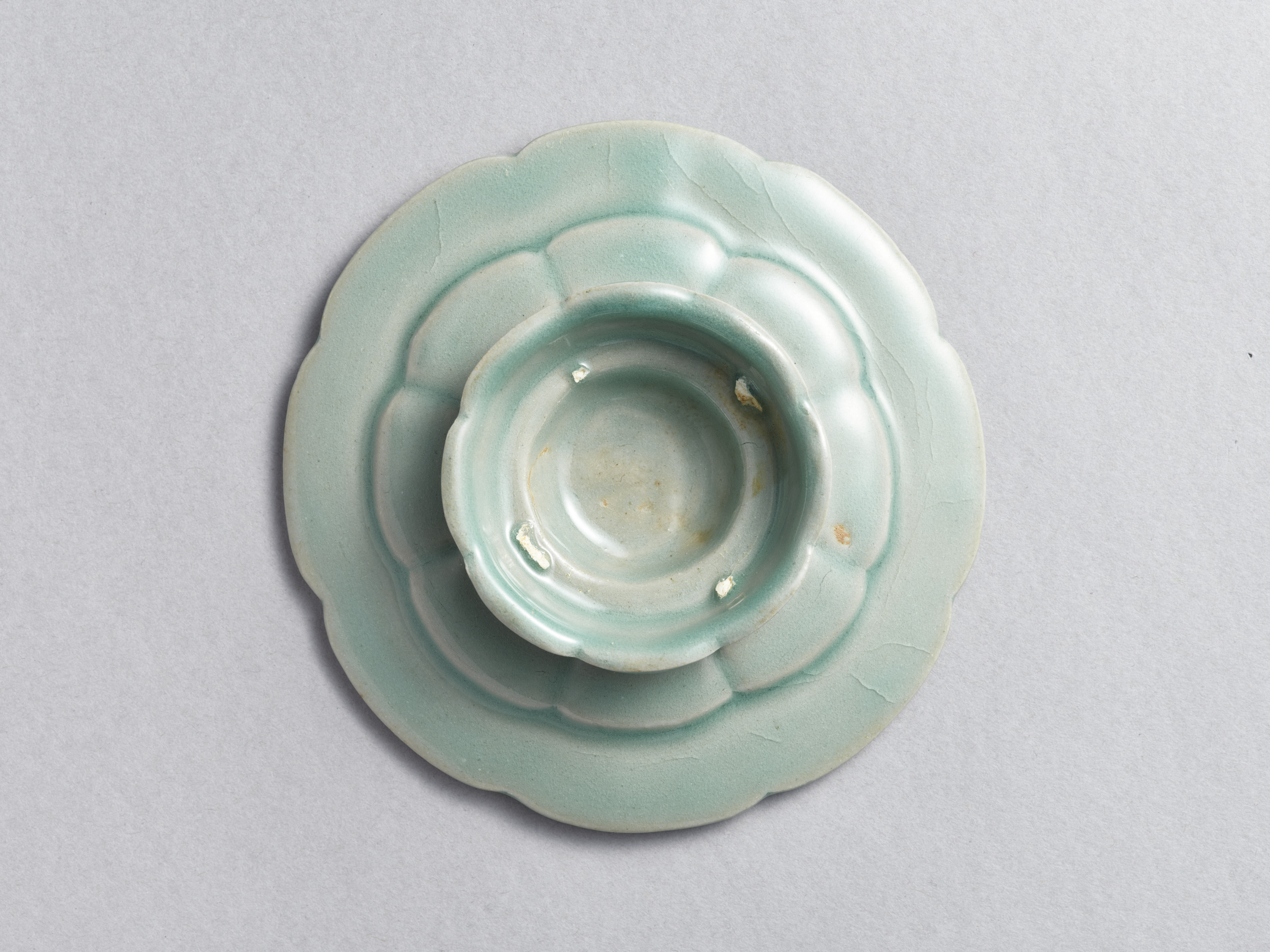 青磁劃花菊文坏・托　1具