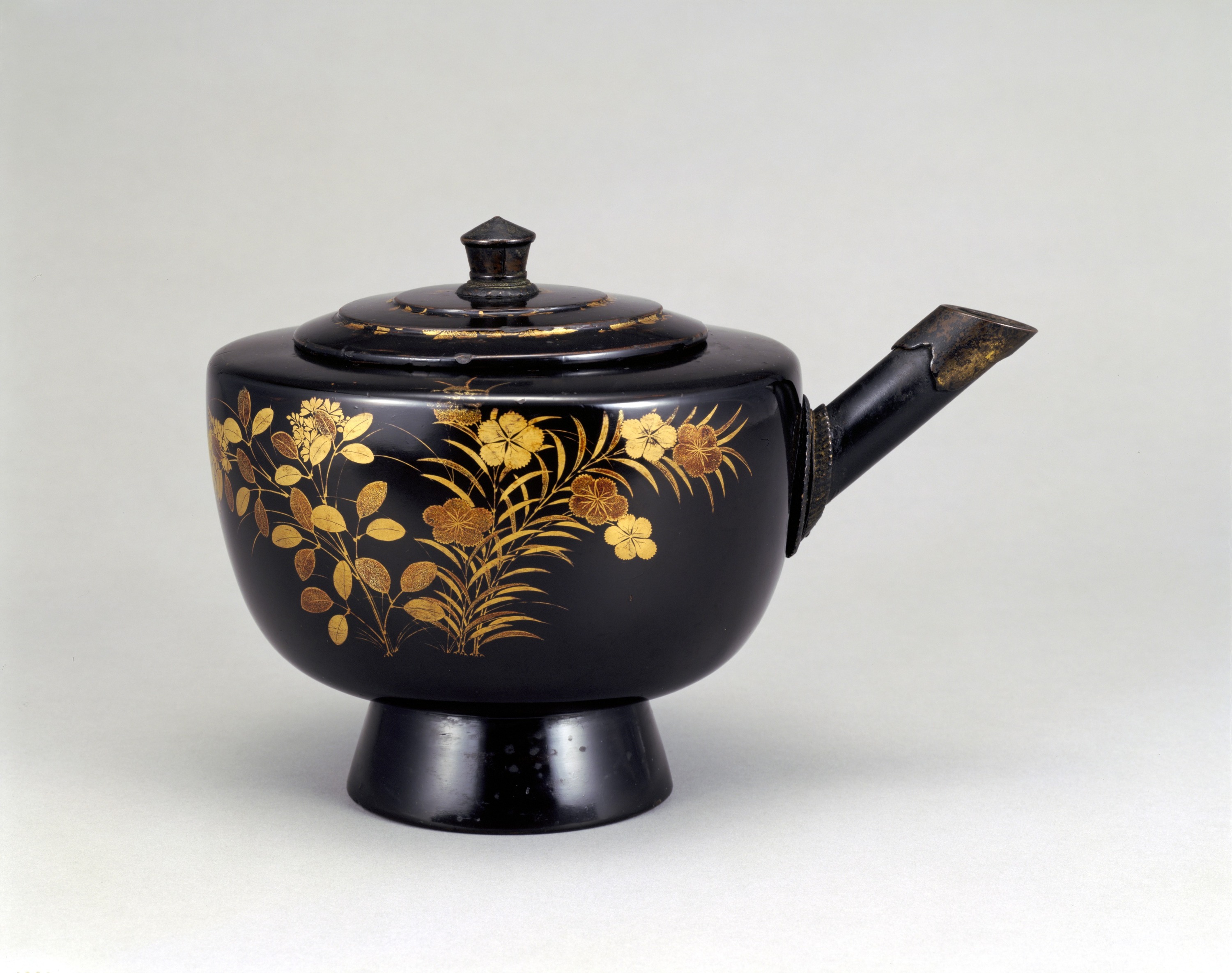 九州国立博物館 | 収蔵品データベース | 秋草蒔絵楾