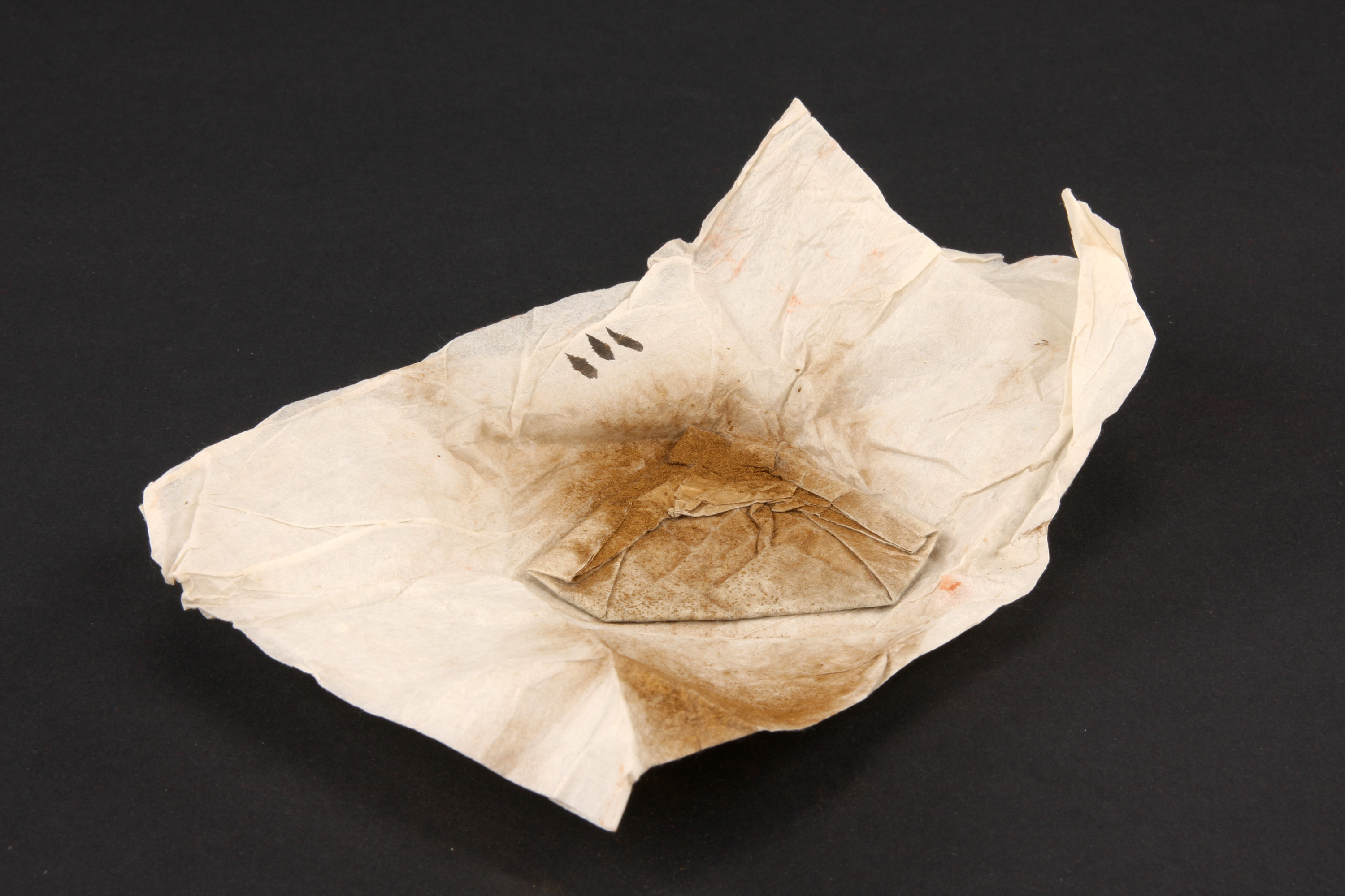 重要文化財　（顔料包紙）（対馬宗家文書）　1包