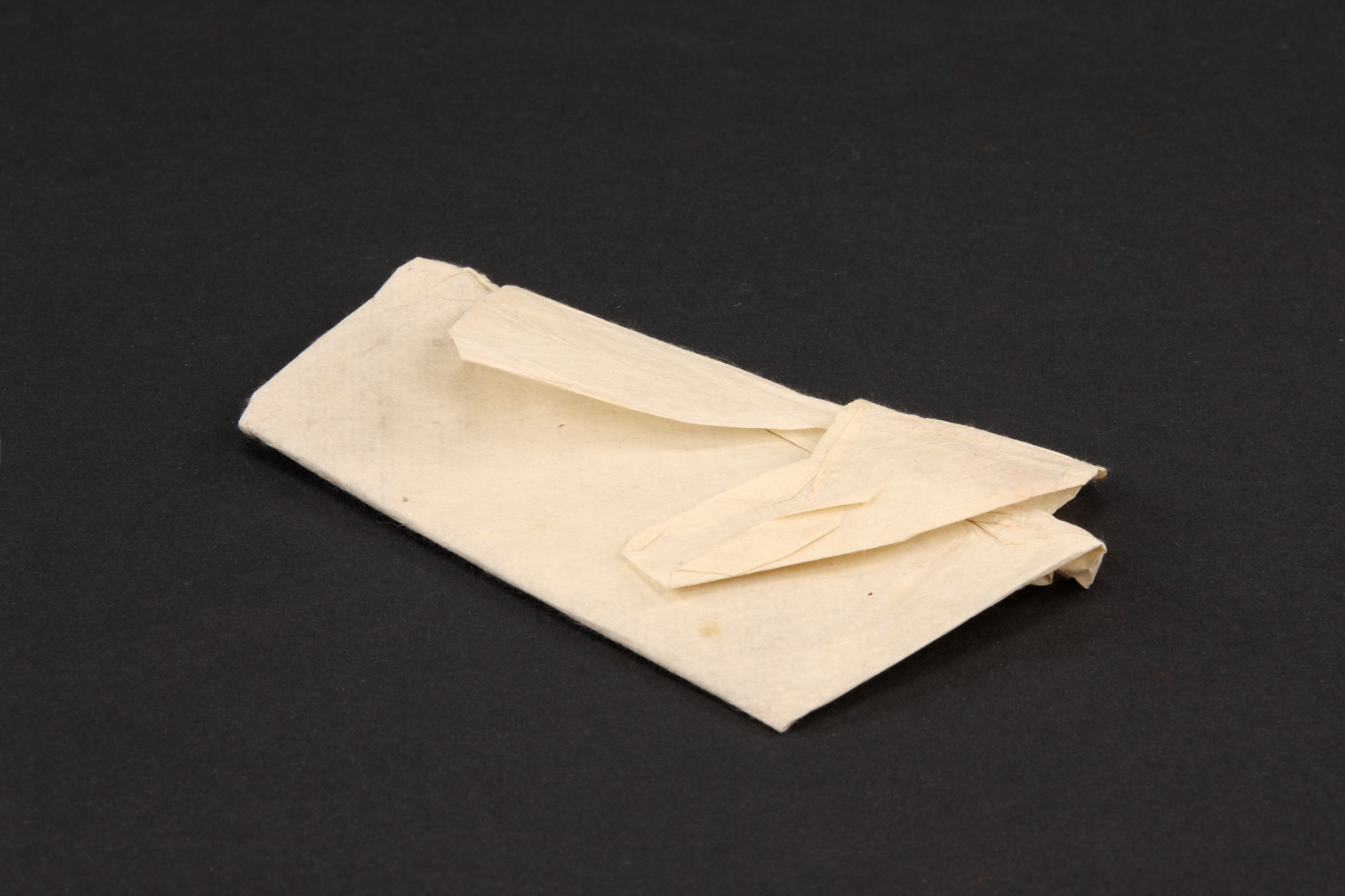 重要文化財　（顔料包紙）（対馬宗家文書）　1包