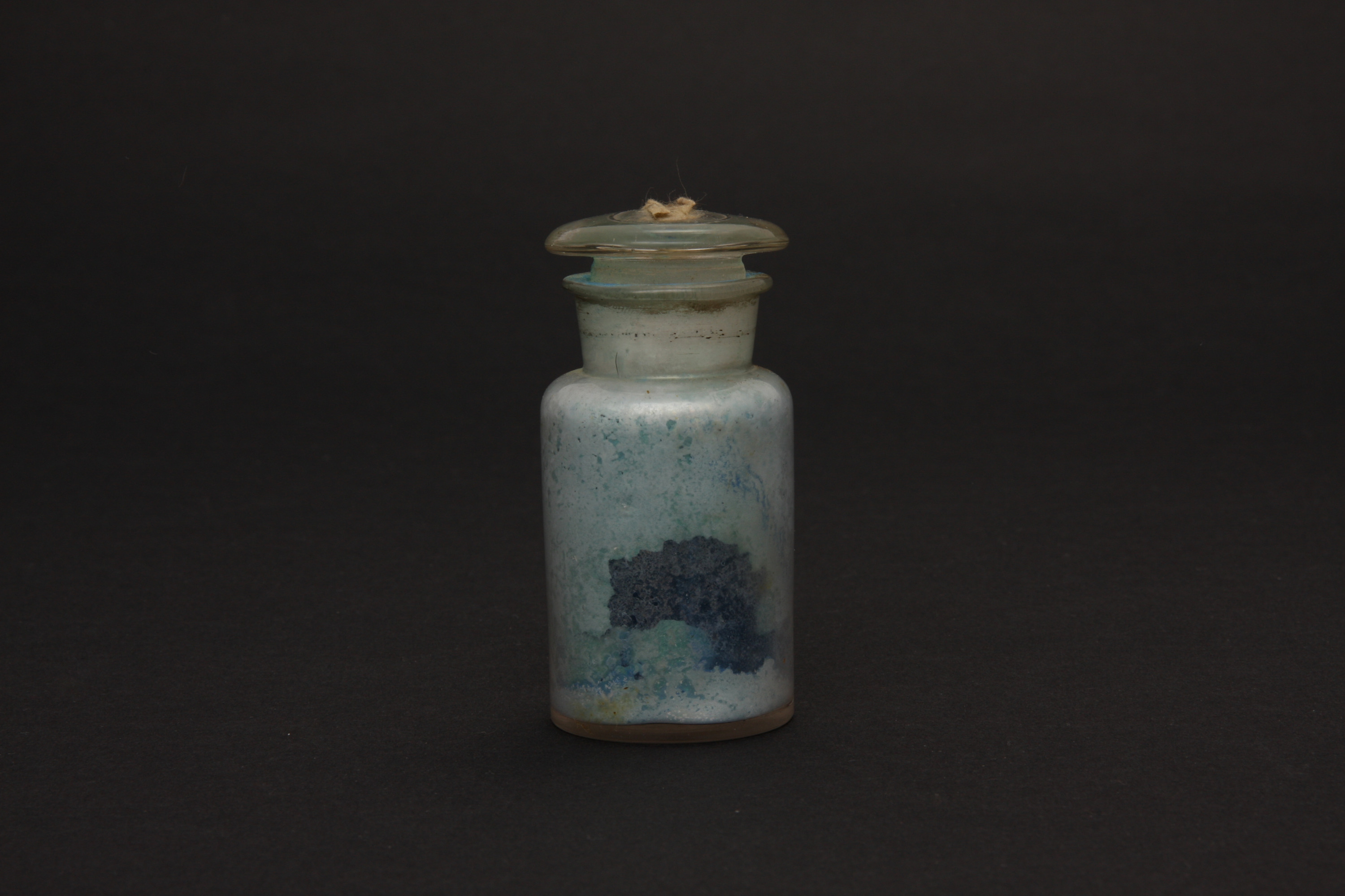 重要文化財　（顔料瓶、上白群）（対馬宗家文書）　1点