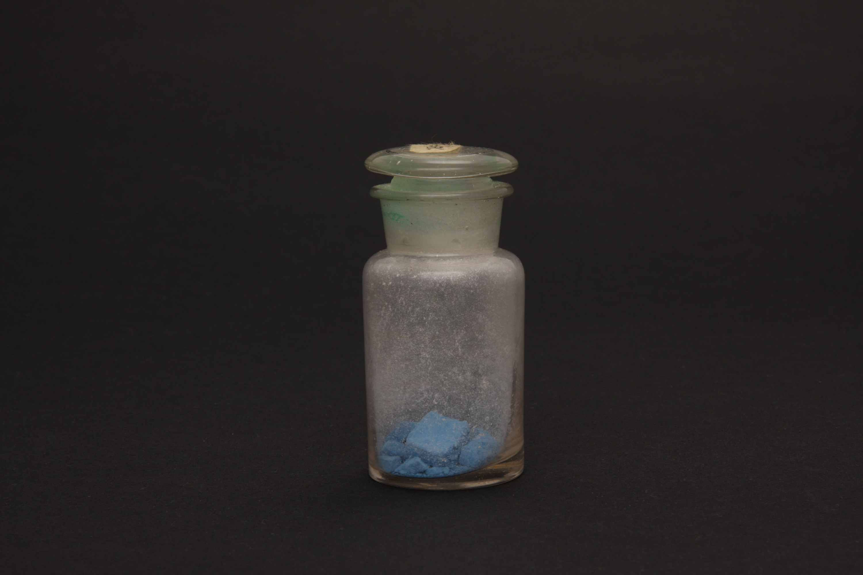 重要文化財　（顔料瓶、浅黄）（対馬宗家文書）　1点