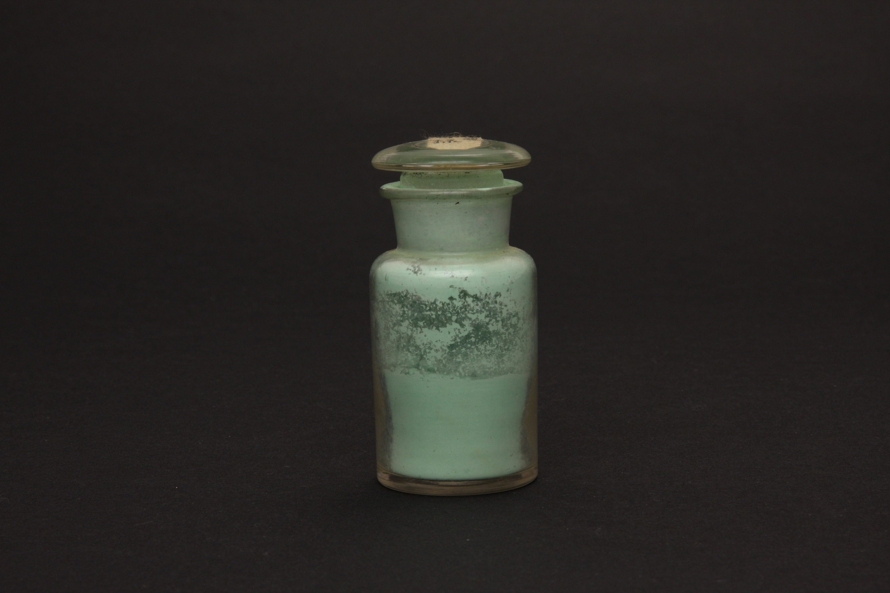 重要文化財　（顔料瓶、古渡白緑）（対馬宗家文書）　1点