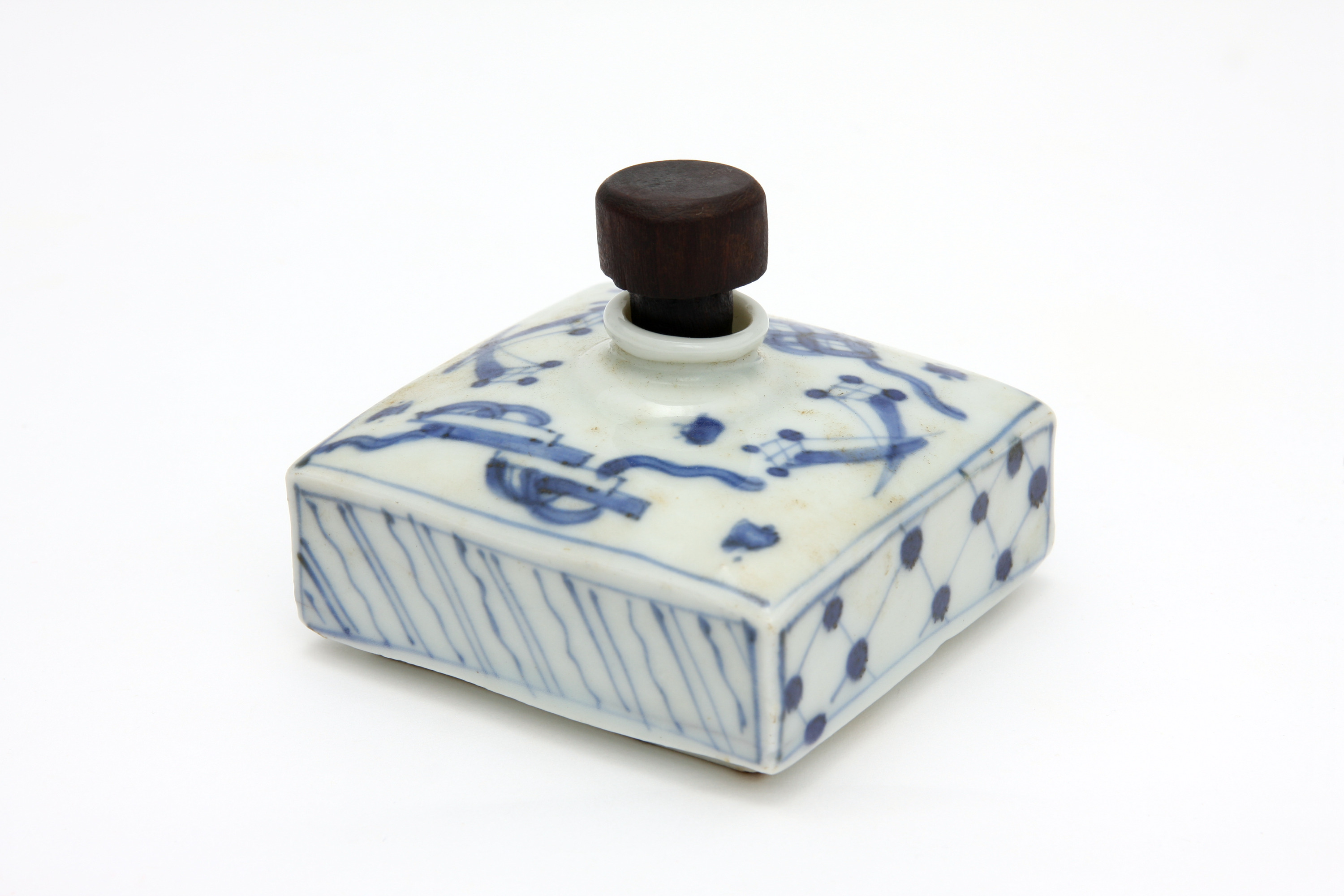 重要文化財　染付油壺（対馬宗家文書）　1点