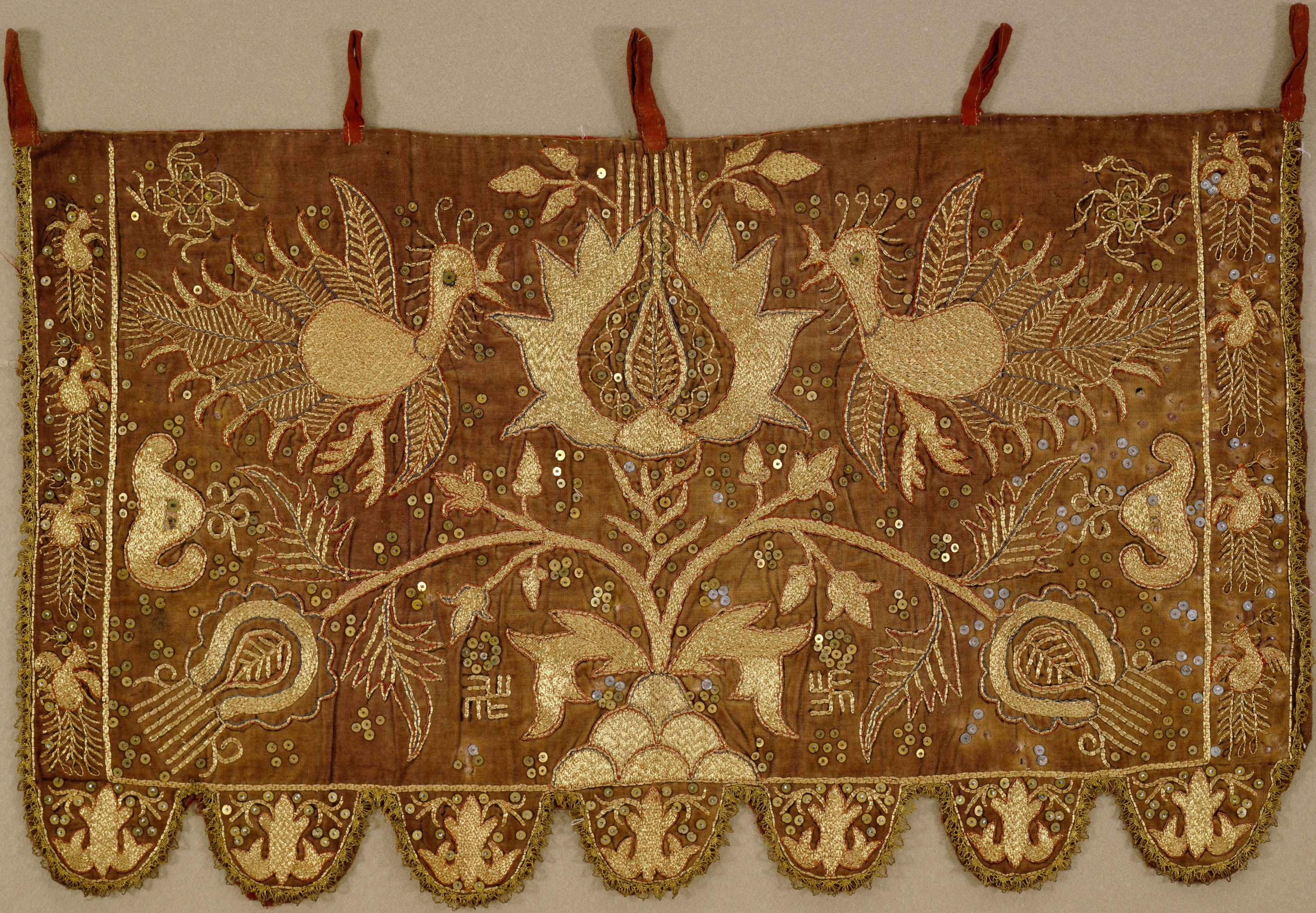 ビロード地花樹鳥文様刺繍装飾用掛布　1枚