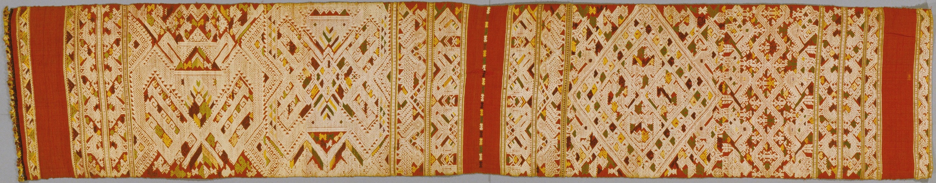 赤地菱龍文様縫取織装飾用掛布　1枚